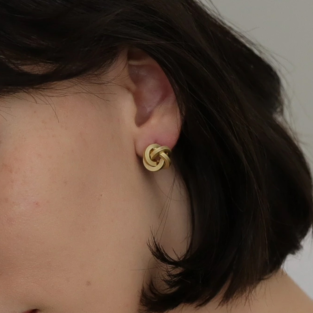 「結びの光」ラブノット・ゴールドスタッドピアス