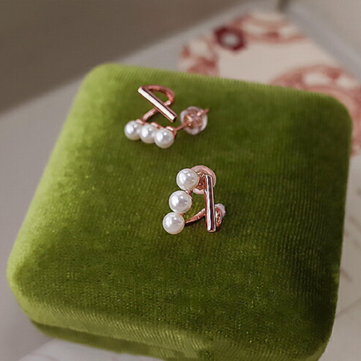 ママの小さな三連の煌めきピアス