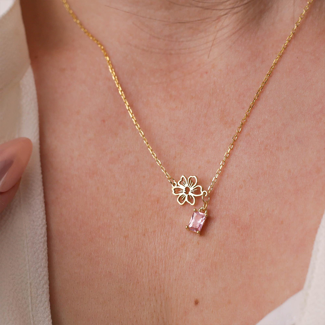 花と石が彩る、誕生日の記憶ネックレス