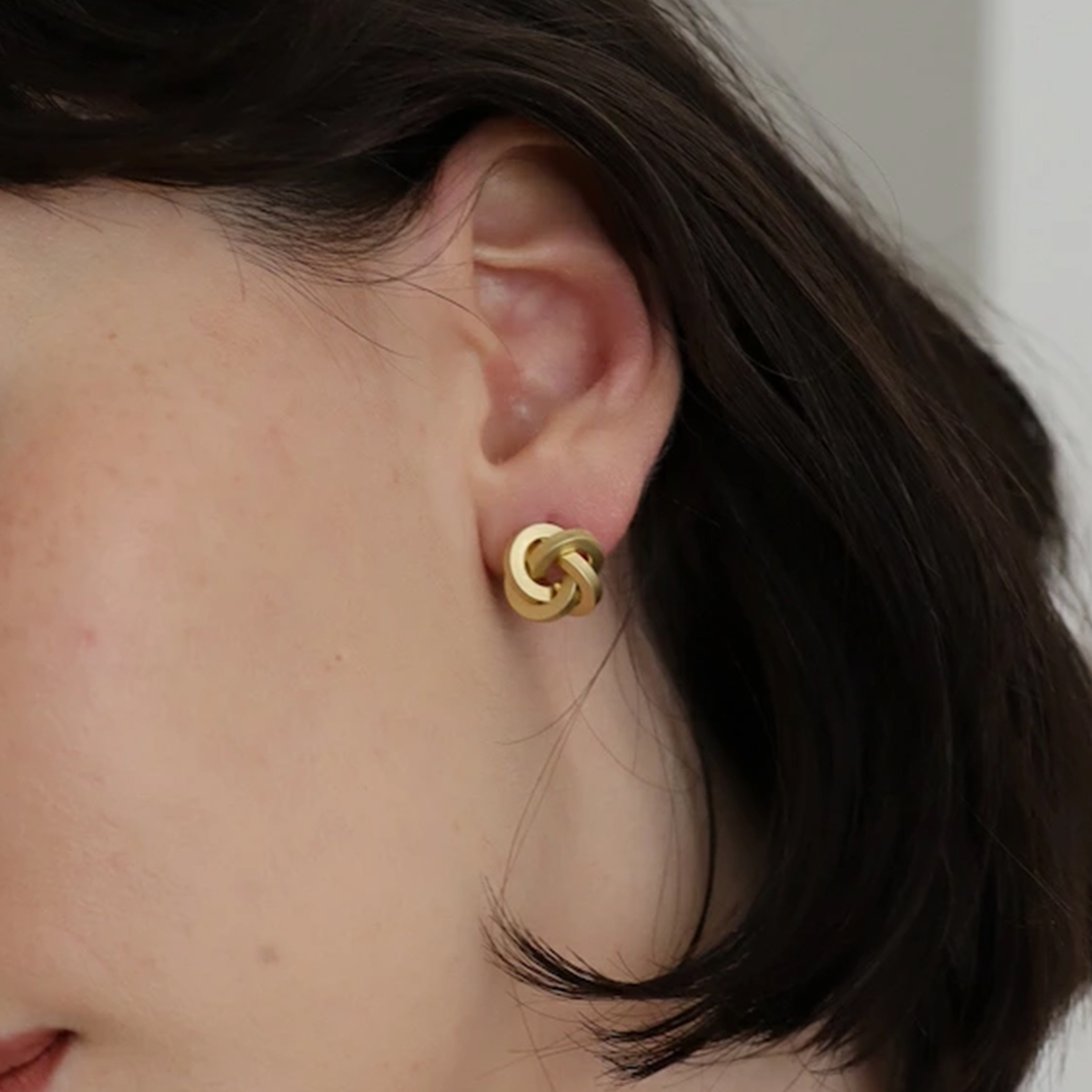 「結びの光」ラブノット・ゴールドスタッドピアス