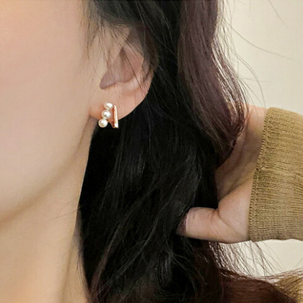 ママの小さな三連の煌めきピアス