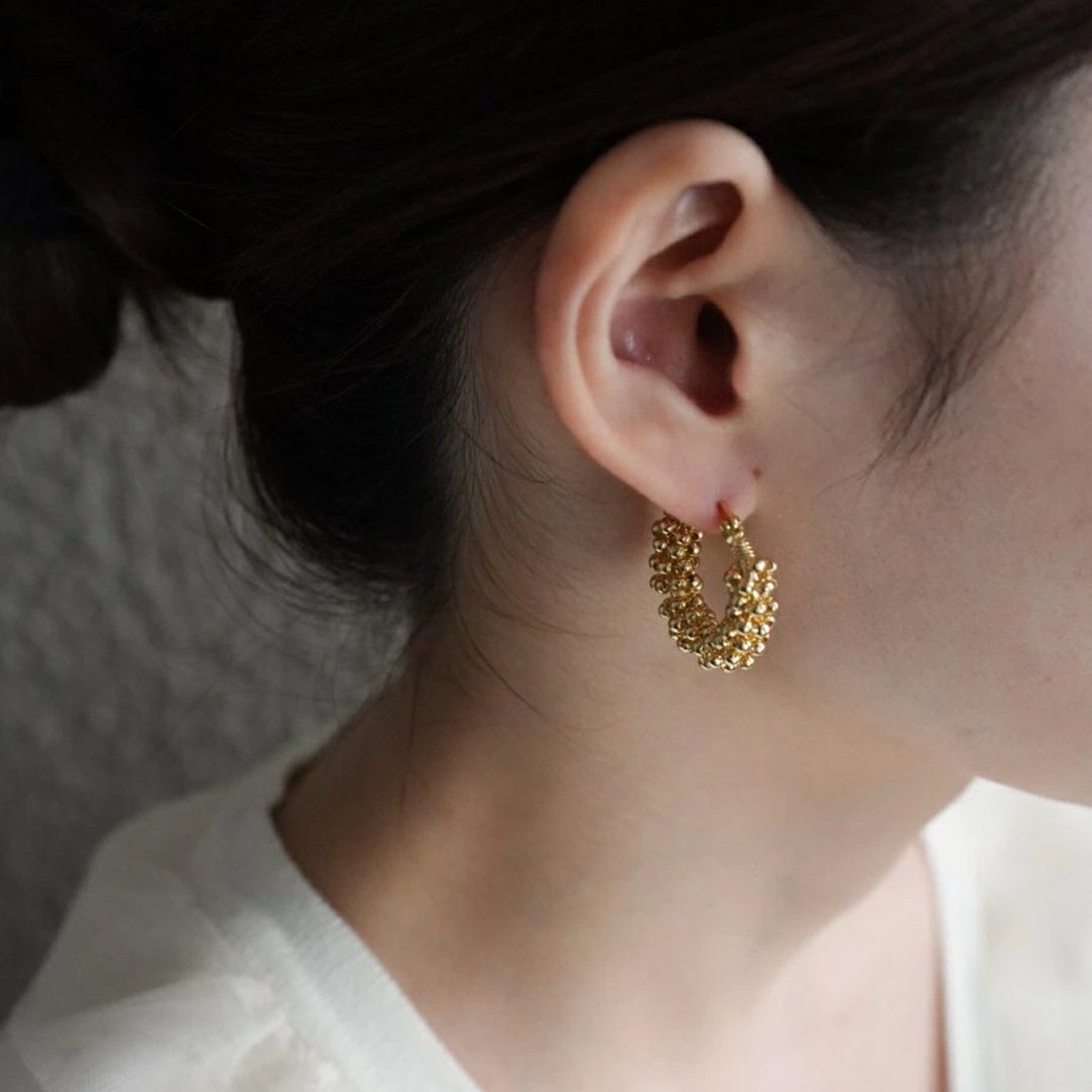 親友の小さなビーズの輪ピアス