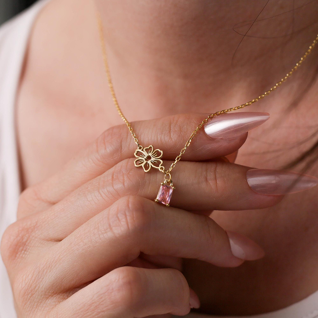 花と石が彩る、誕生日の記憶ネックレス