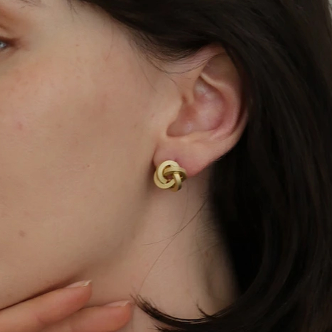 「結びの光」ラブノット・ゴールドスタッドピアス
