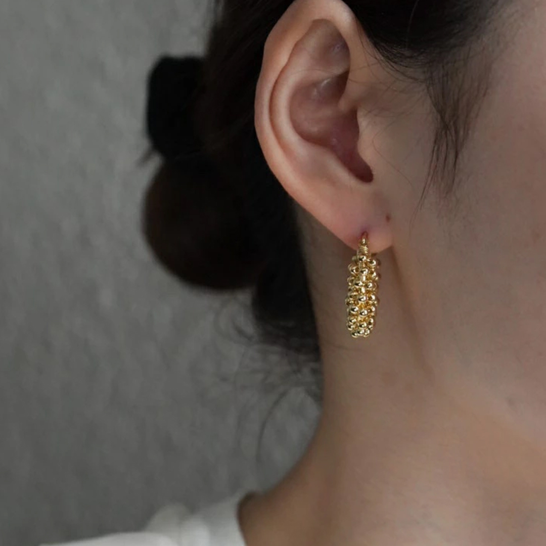 親友の小さなビーズの輪ピアス