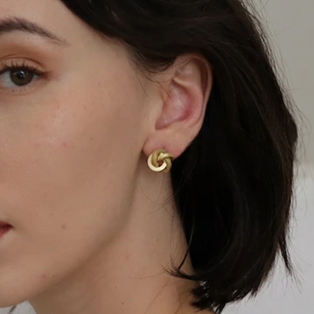 「結びの光」ラブノット・ゴールドスタッドピアス