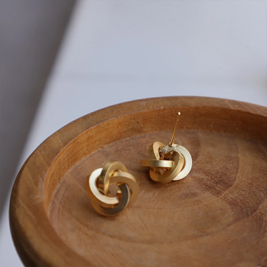 「結びの光」ラブノット・ゴールドスタッドピアス