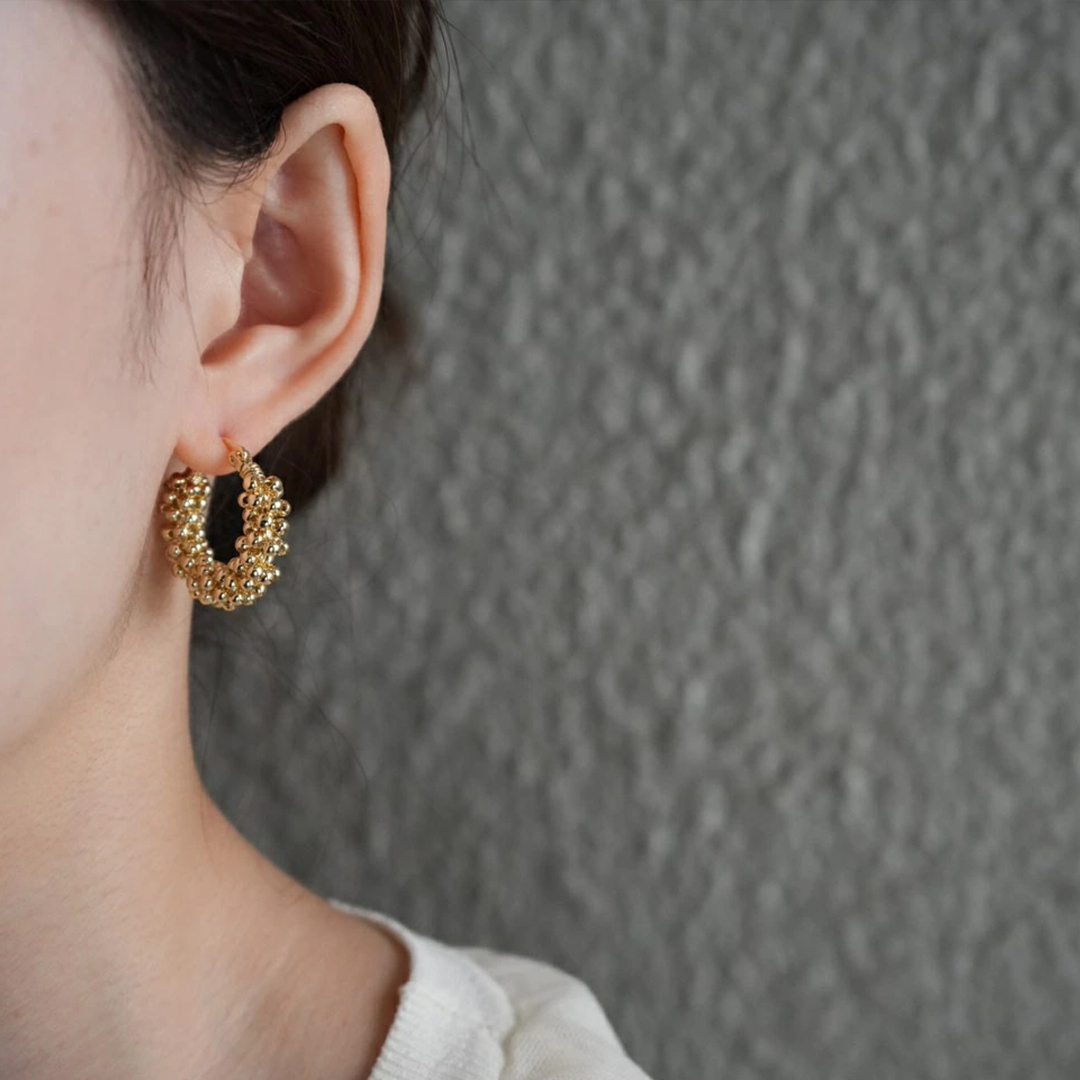 親友の小さなビーズの輪ピアス