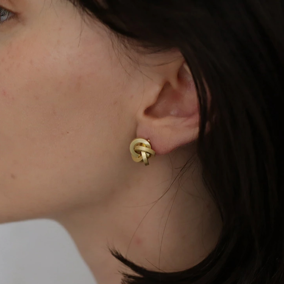 「結びの光」ラブノット・ゴールドスタッドピアス