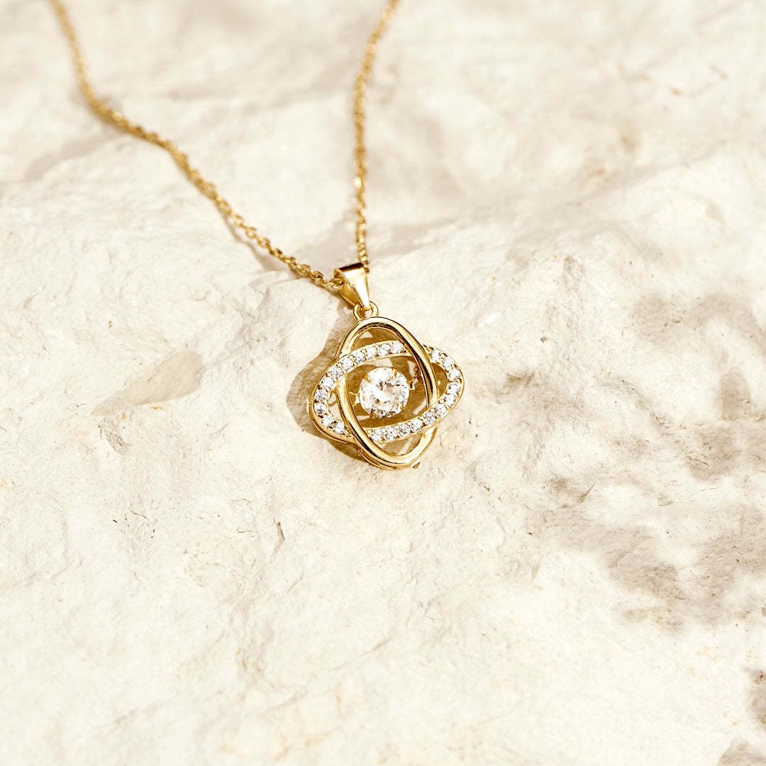 愛と絆を紡ぐラブノットネックレス