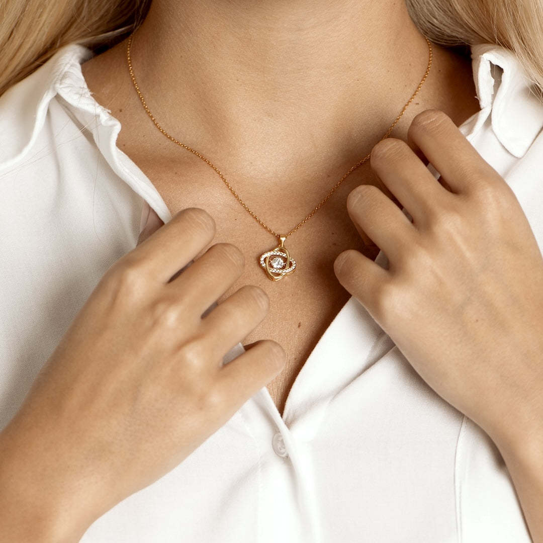 愛と絆を紡ぐラブノットネックレス