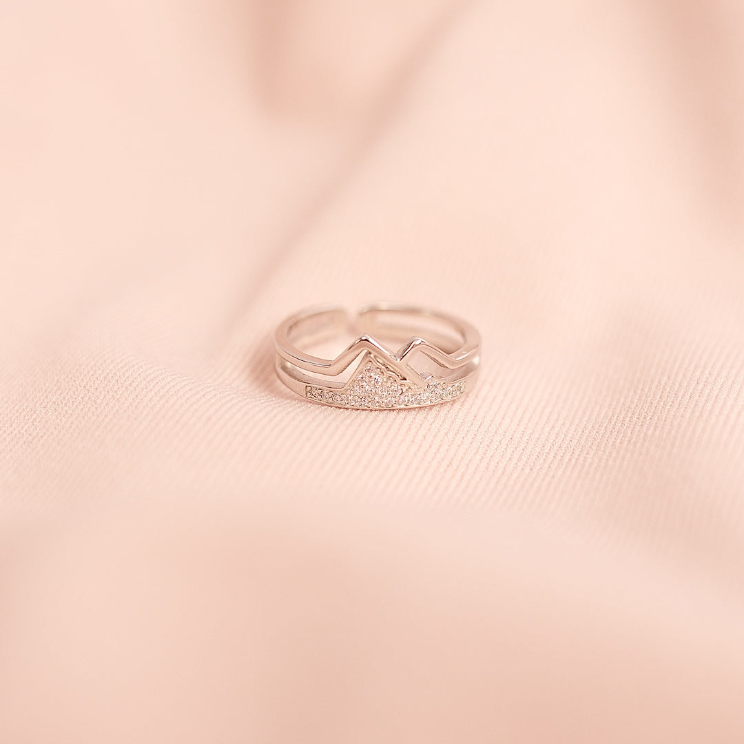 山のリング：強さと忍耐の時を超えた象徴