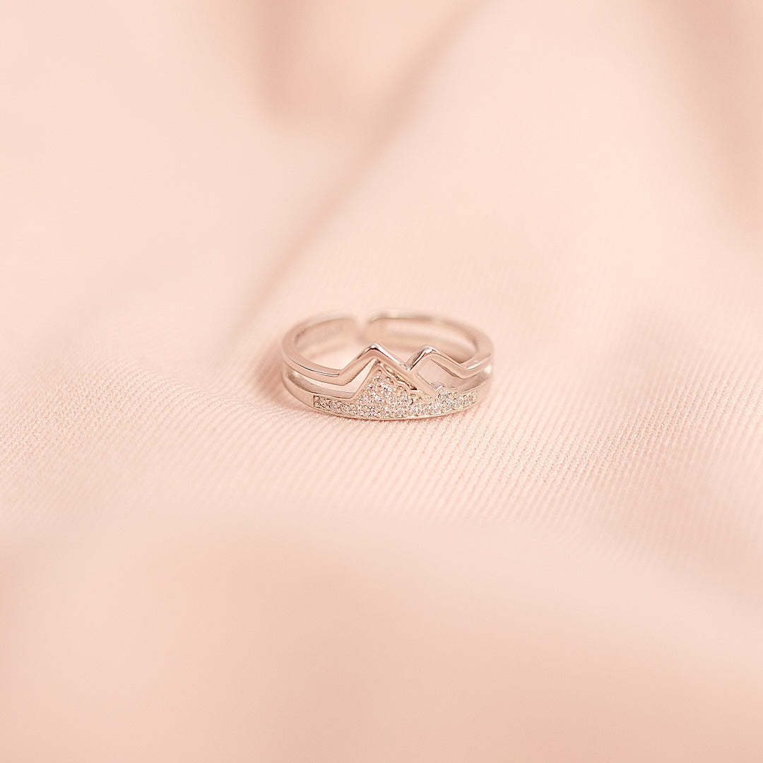 山のリング：強さと忍耐の時を超えた象徴