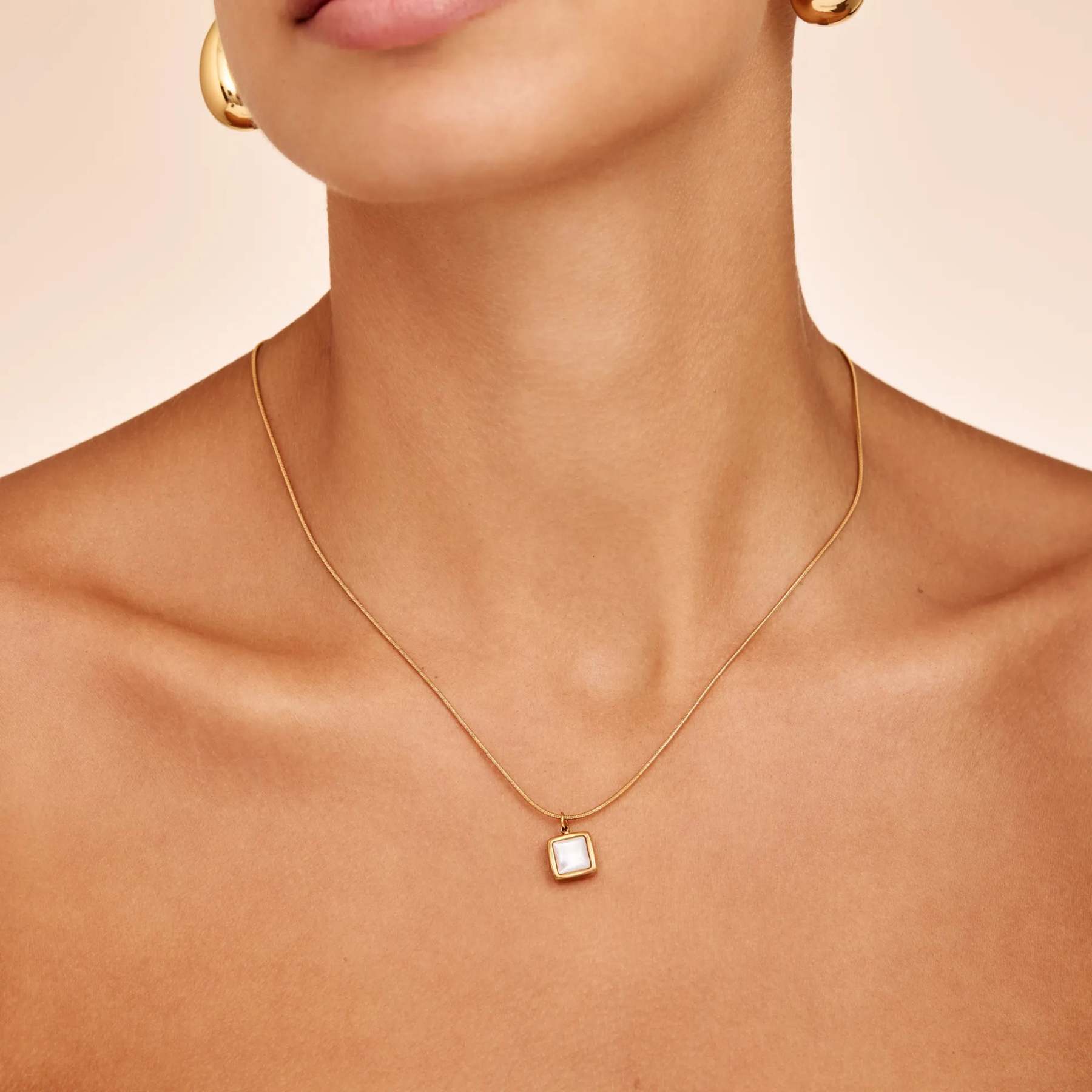 真珠貝のスクエアペンダントネックレス