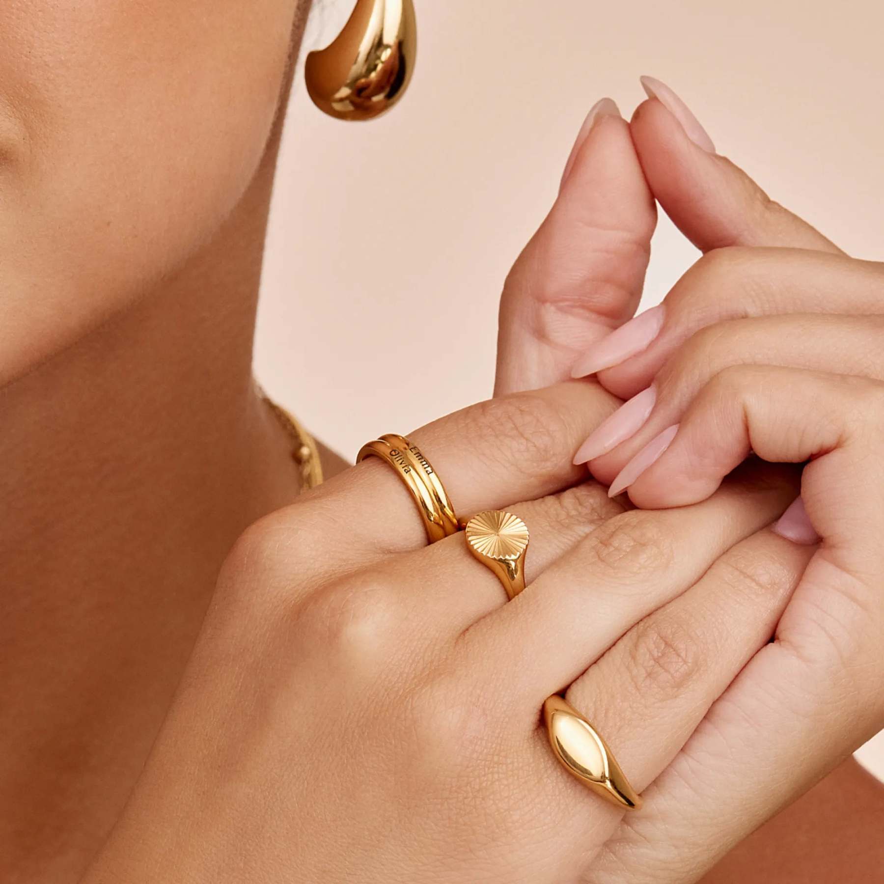 繊細な重ね着け可能な名前のリング