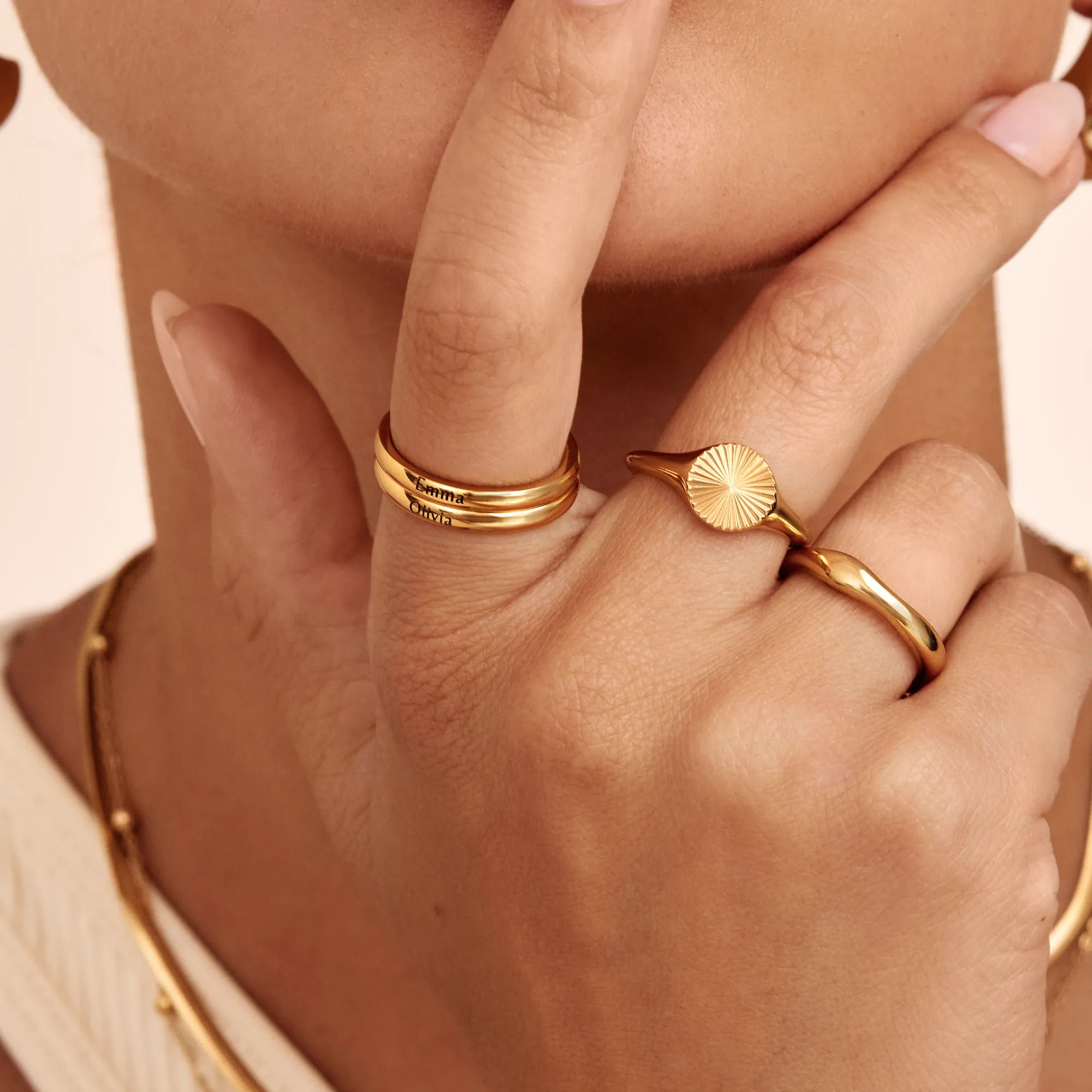 繊細な重ね着け可能な名前のリング