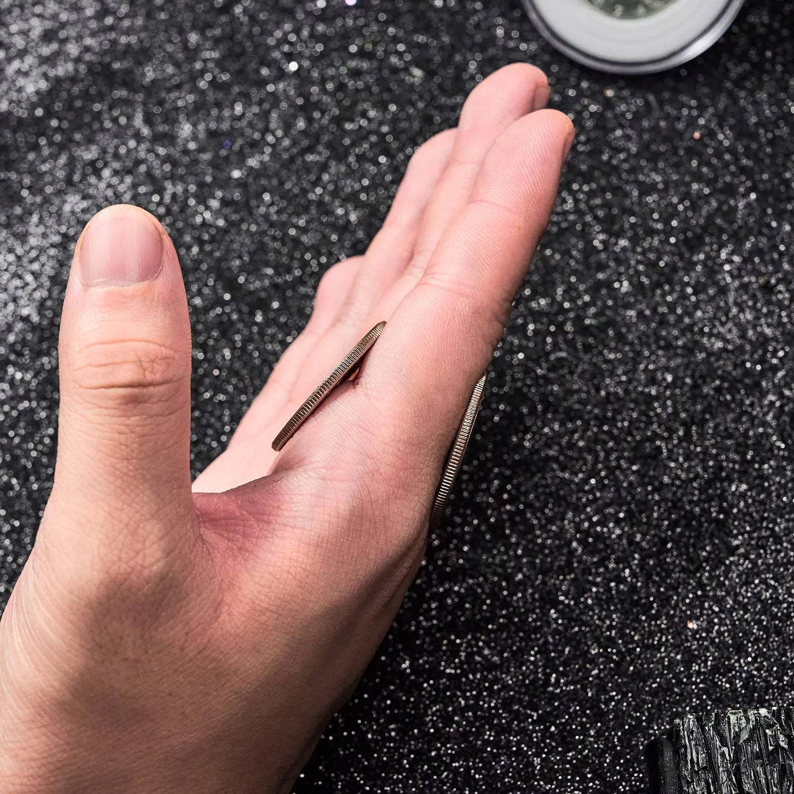 Magnetic Coin by Bluether Magic and Raphael