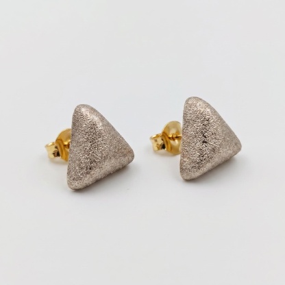 The "Clarity" Triangle – High‑Polish or Matte Gold Studs