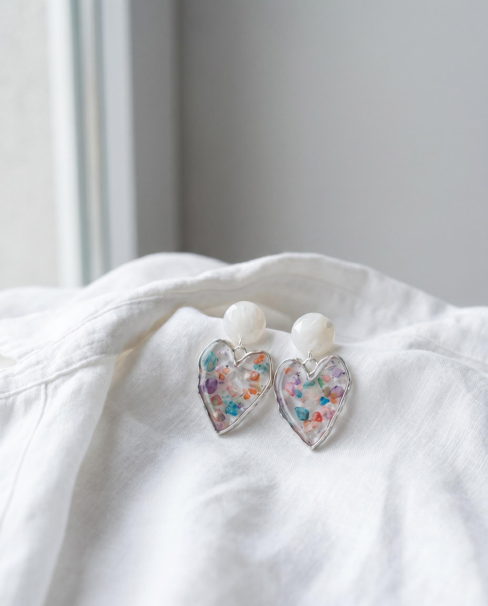 Pearl-Like Color Chip Heart Drop Earrings