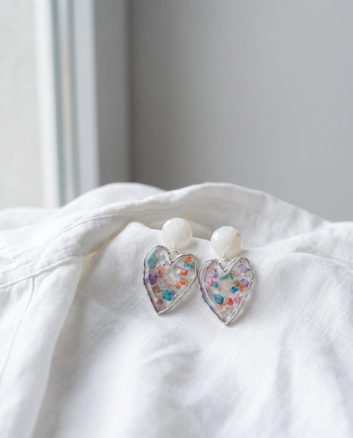 Pearl-Like Color Chip Heart Drop Earrings