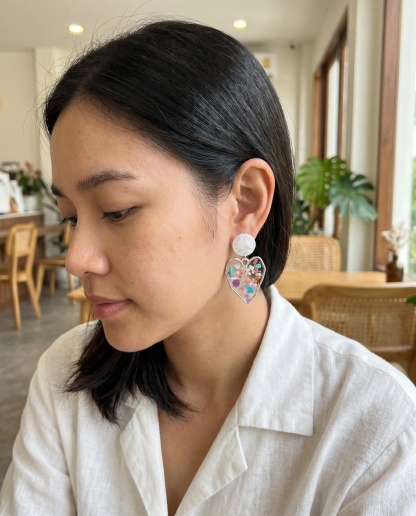 Pearl-Like Color Chip Heart Drop Earrings