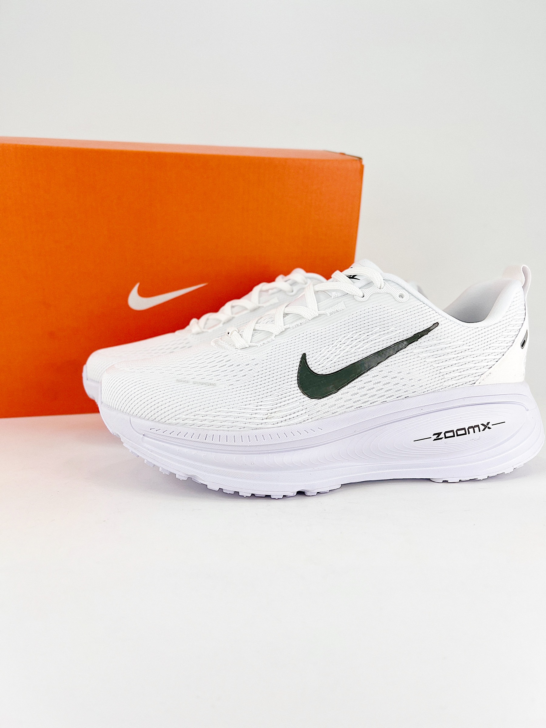 Nike VOMERO 18 系列