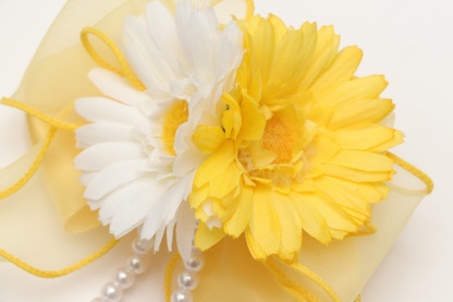 春のガーベラブローチ