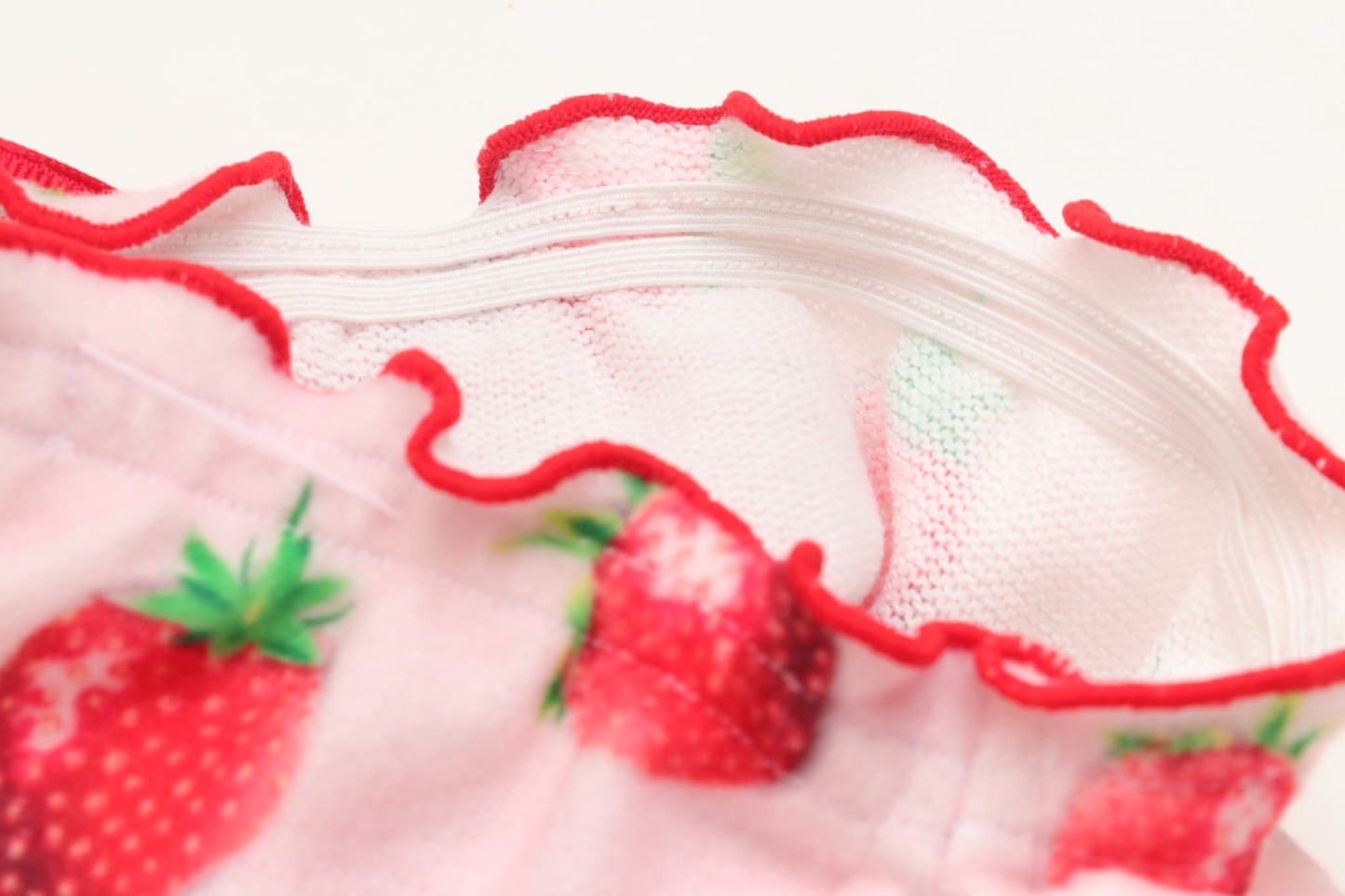 1170かぶってはける いちごパンツ