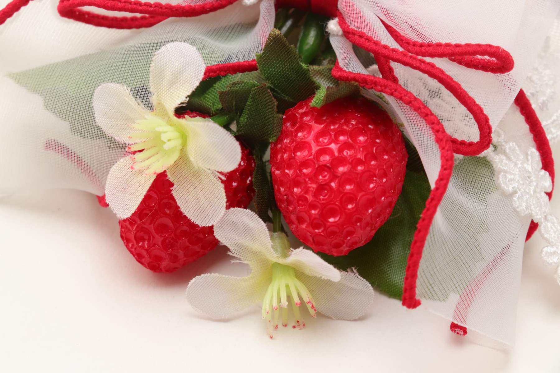 AC-048フレッシュストロベリーブローチ