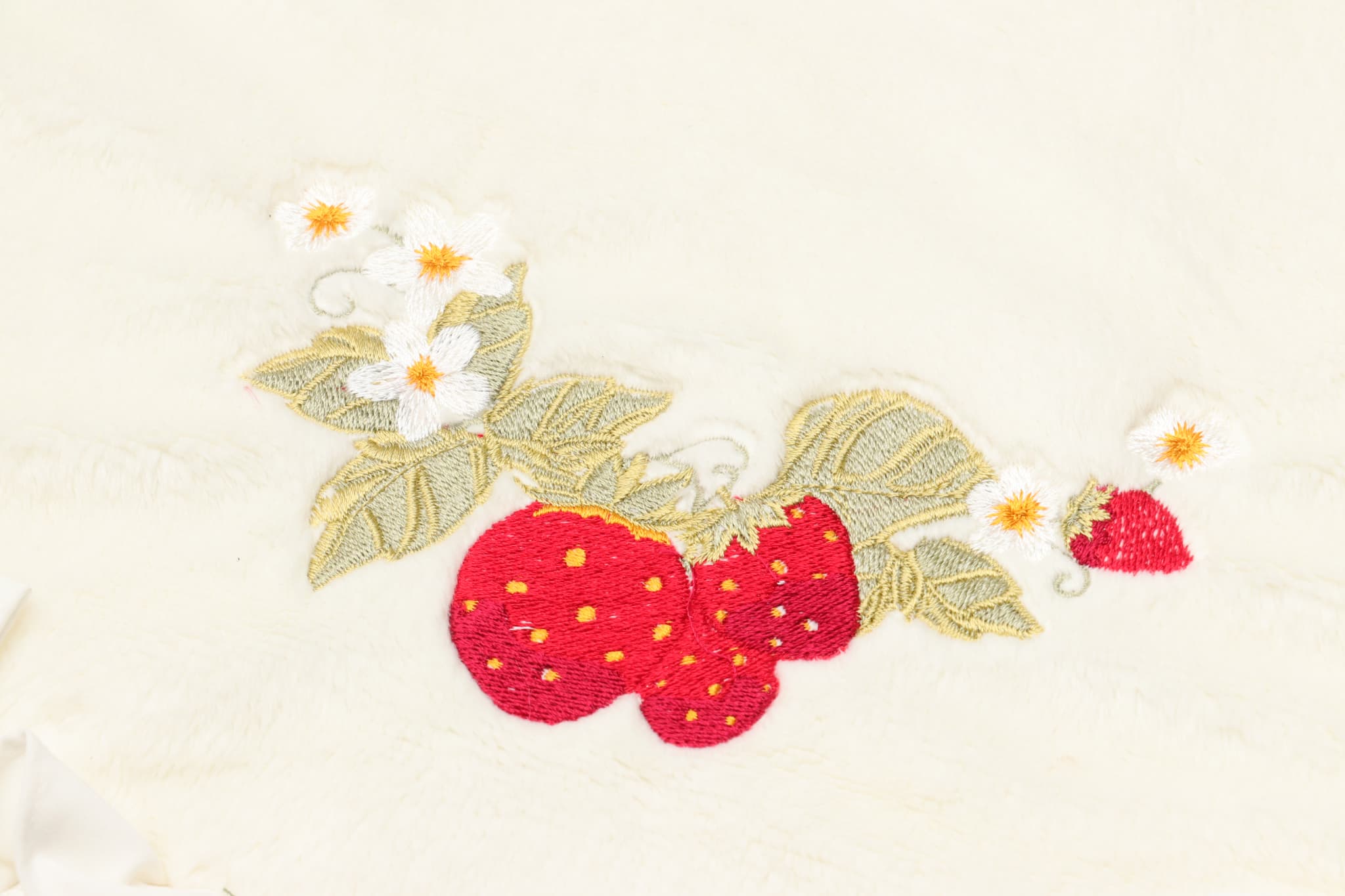 CN-024MAT ホイップいちご刺繍デコマット