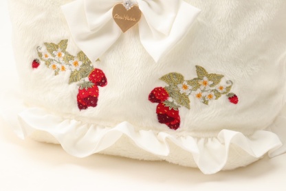 BK-011 ホイップいちご刺繍フリルバッグ　Sサイズ