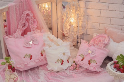 BK-011 ホイップいちご刺繍フリルバッグ　Sサイズ