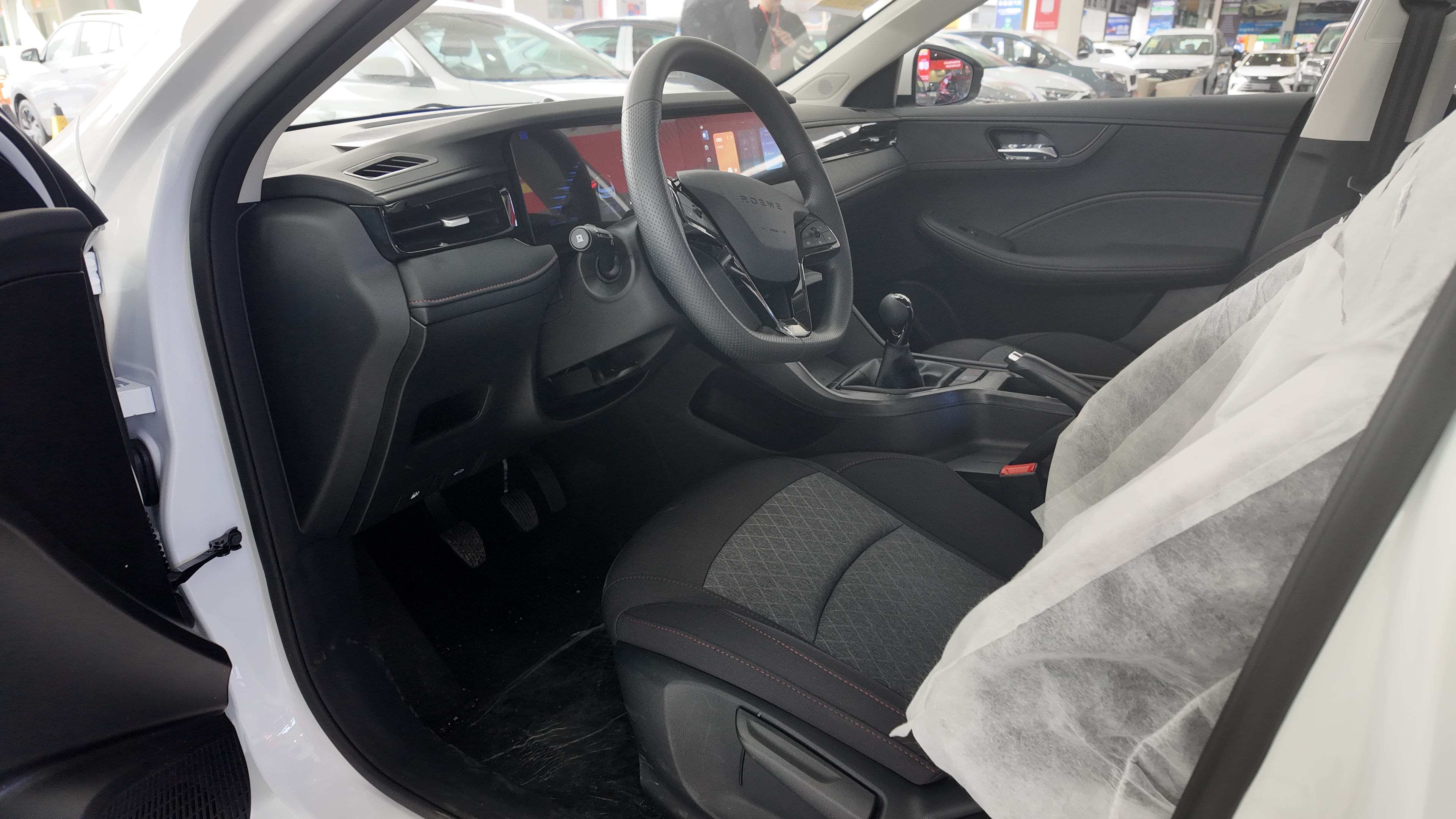 荣威i5 白色 1.5L 手动舒享版 689