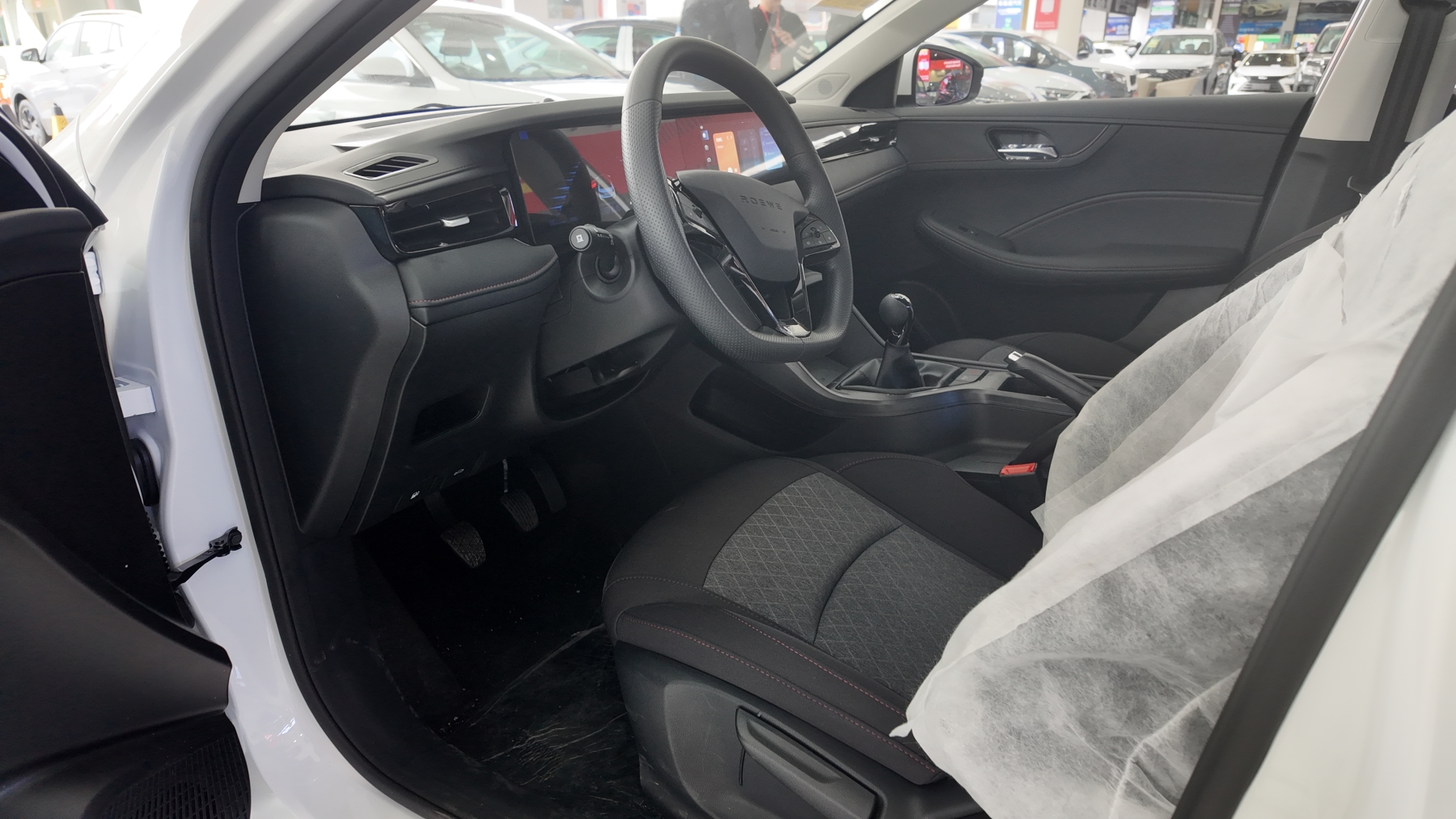 荣威i5 白色 1.5L 手动舒享版 689