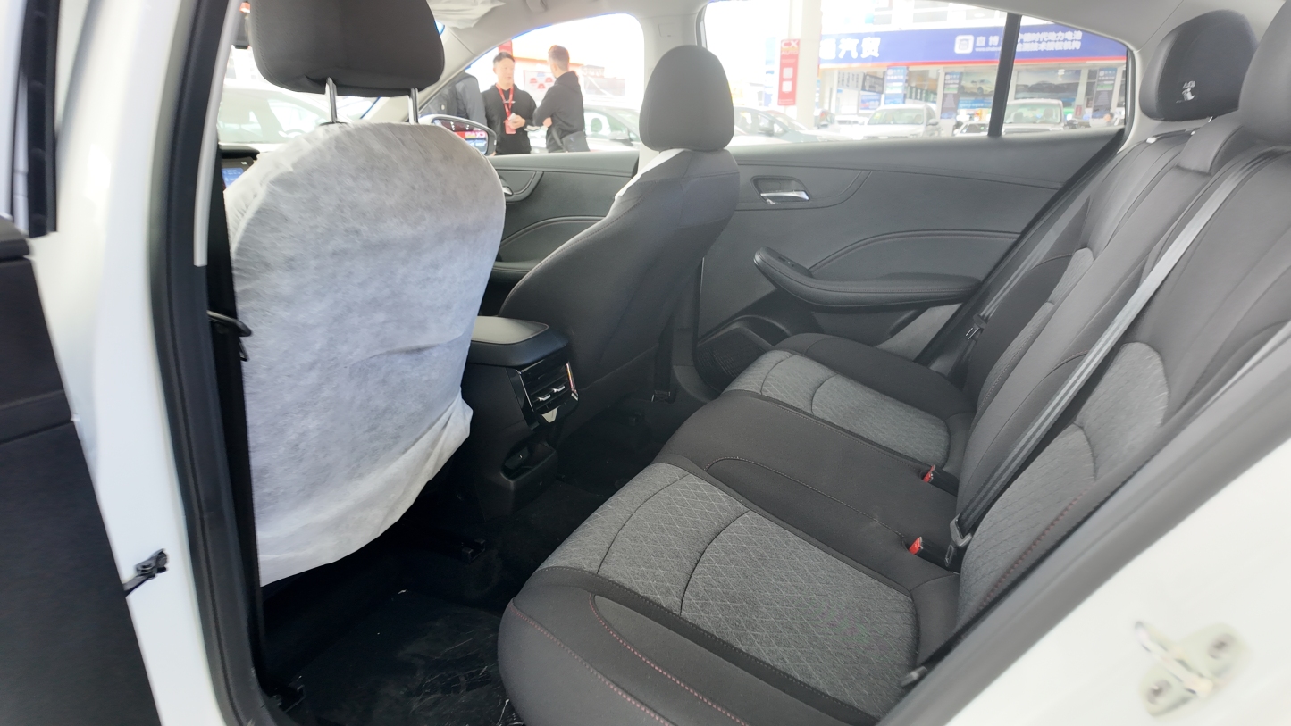 荣威i5 白色 1.5L 手动舒享版 689