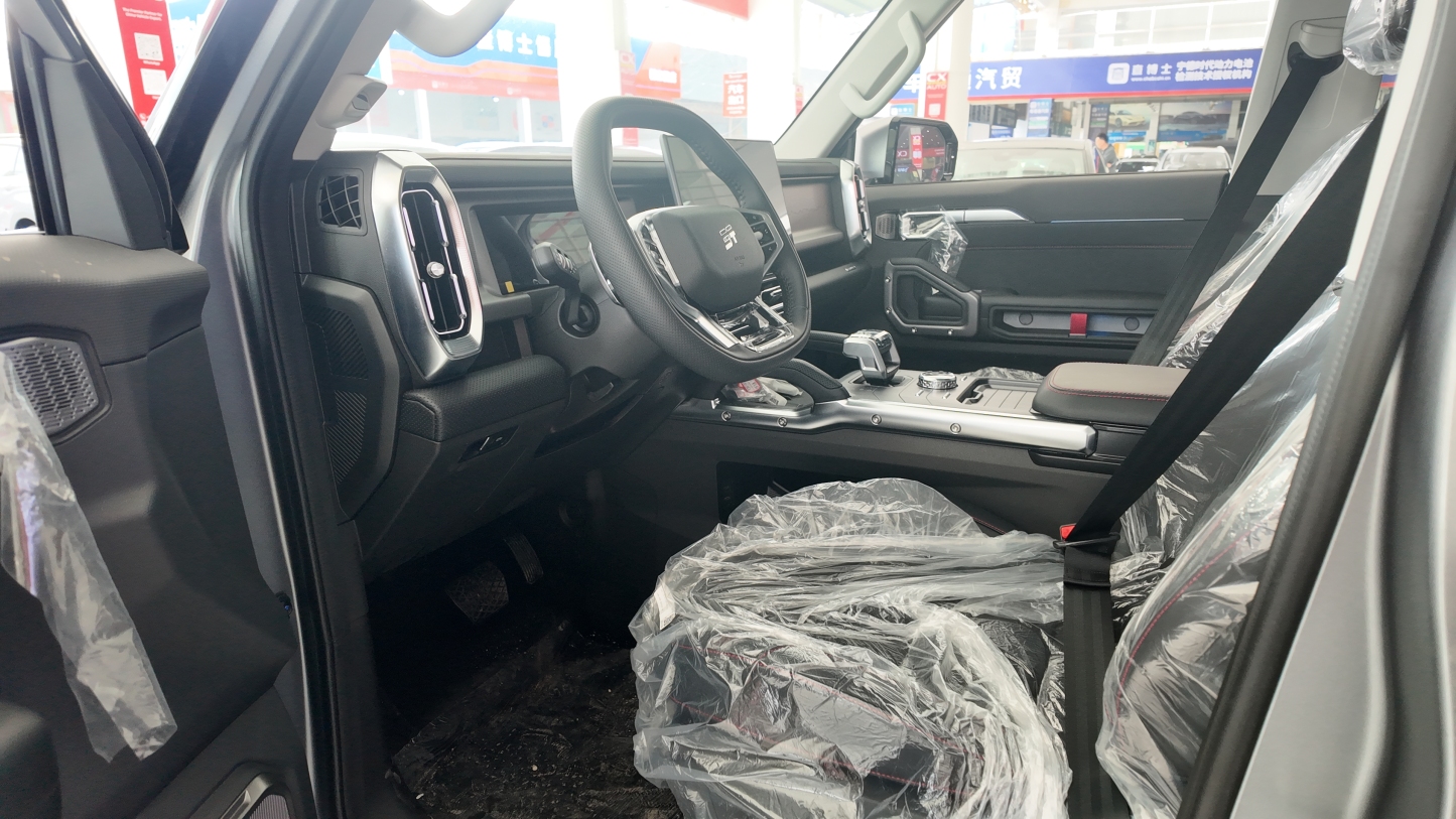 Jetour Traveler Exploration+ 1.5T - Fuel-Efficient SUV with Snapdragon 8155 & Large Touchscreen