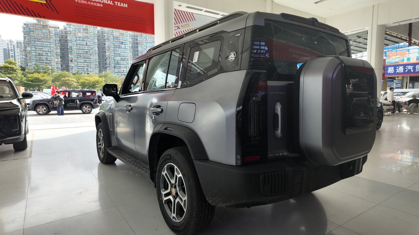 Jetour Traveler Exploration+ 1.5T - Fuel-Efficient SUV with Snapdragon 8155 & Large Touchscreen