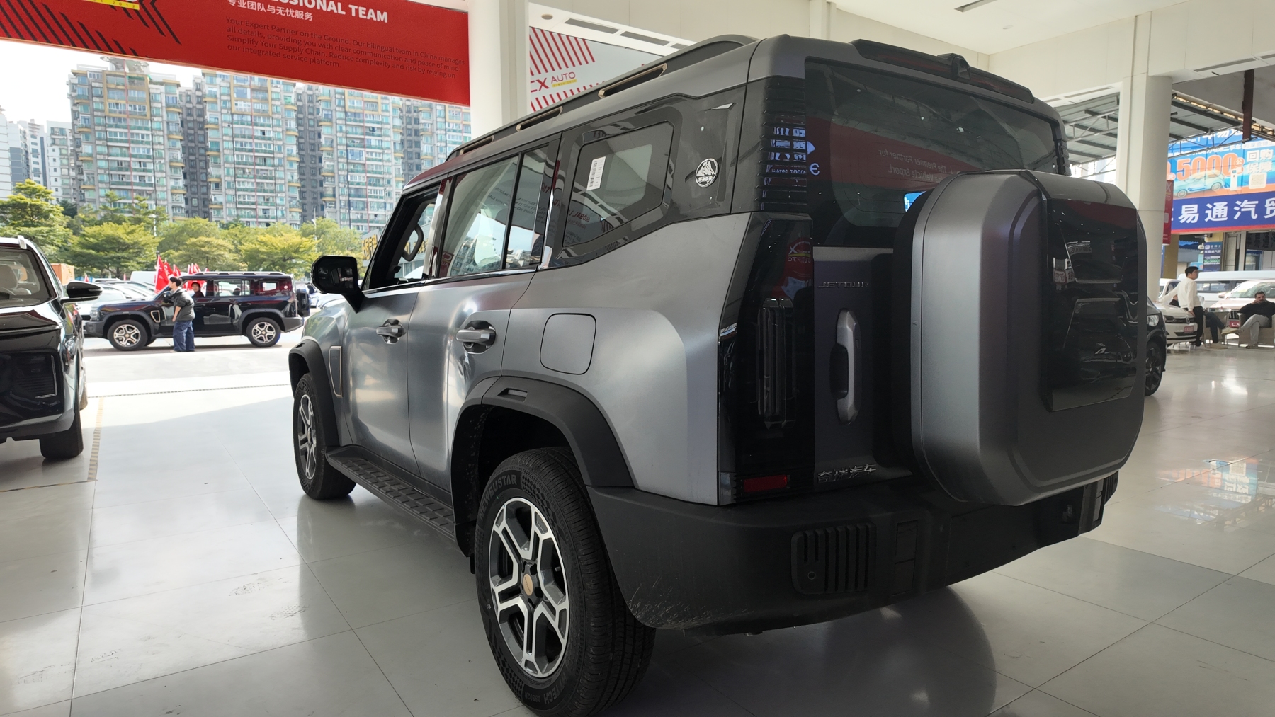 Jetour Traveler Exploration+ 1.5T - Fuel-Efficient SUV with Snapdragon 8155 & Large Touchscreen