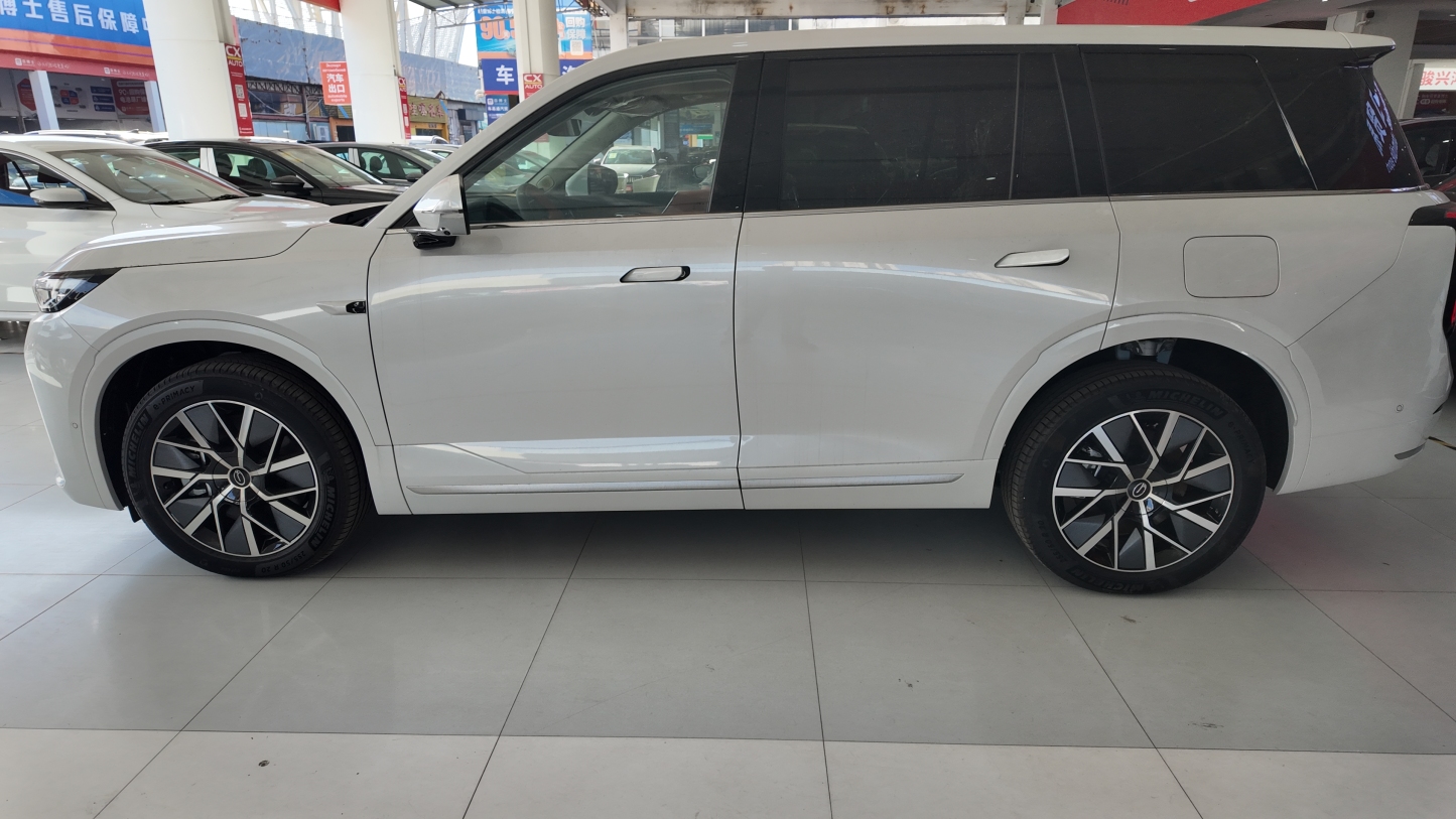 2025 Trumpchi S9 Ultra - 6-Seater Family MPV with Air Suspension & Extended Range
