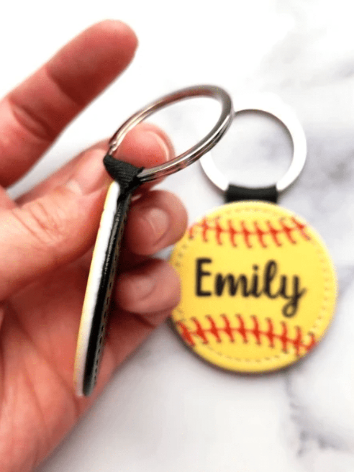 1 Piece 5 x 5 cm PU Vegan Leather Custom Name Softball Key Chain, Personalized Sports Team Key Ring, Customizable Name, Durable, Soft & Stylish, Ideal for Gifts, Birthday, Sports Events, Team Celebrations, or Everyday Use
