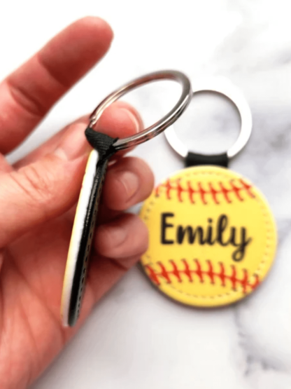 1 Piece 5 x 5 cm PU Vegan Leather Custom Name Softball Key Chain, Personalized Sports Team Key Ring, Customizable Name, Durable, Soft & Stylish, Ideal for Gifts, Birthday, Sports Events, Team Celebrations, or Everyday Use