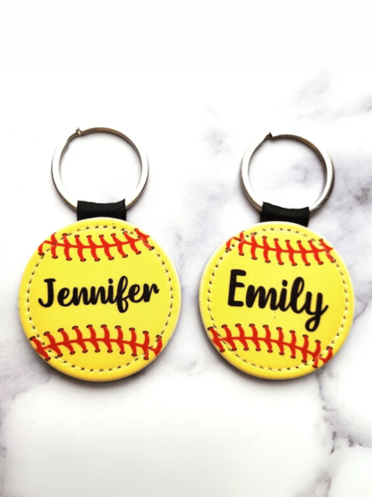 1 Piece 5 x 5 cm PU Vegan Leather Custom Name Softball Key Chain, Personalized Sports Team Key Ring, Customizable Name, Durable, Soft & Stylish, Ideal for Gifts, Birthday, Sports Events, Team Celebrations, or Everyday Use