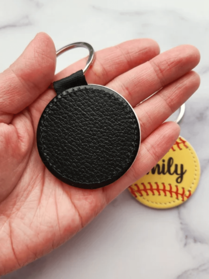 1 Piece 5 x 5 cm PU Vegan Leather Custom Name Softball Key Chain, Personalized Sports Team Key Ring, Customizable Name, Durable, Soft & Stylish, Ideal for Gifts, Birthday, Sports Events, Team Celebrations, or Everyday Use