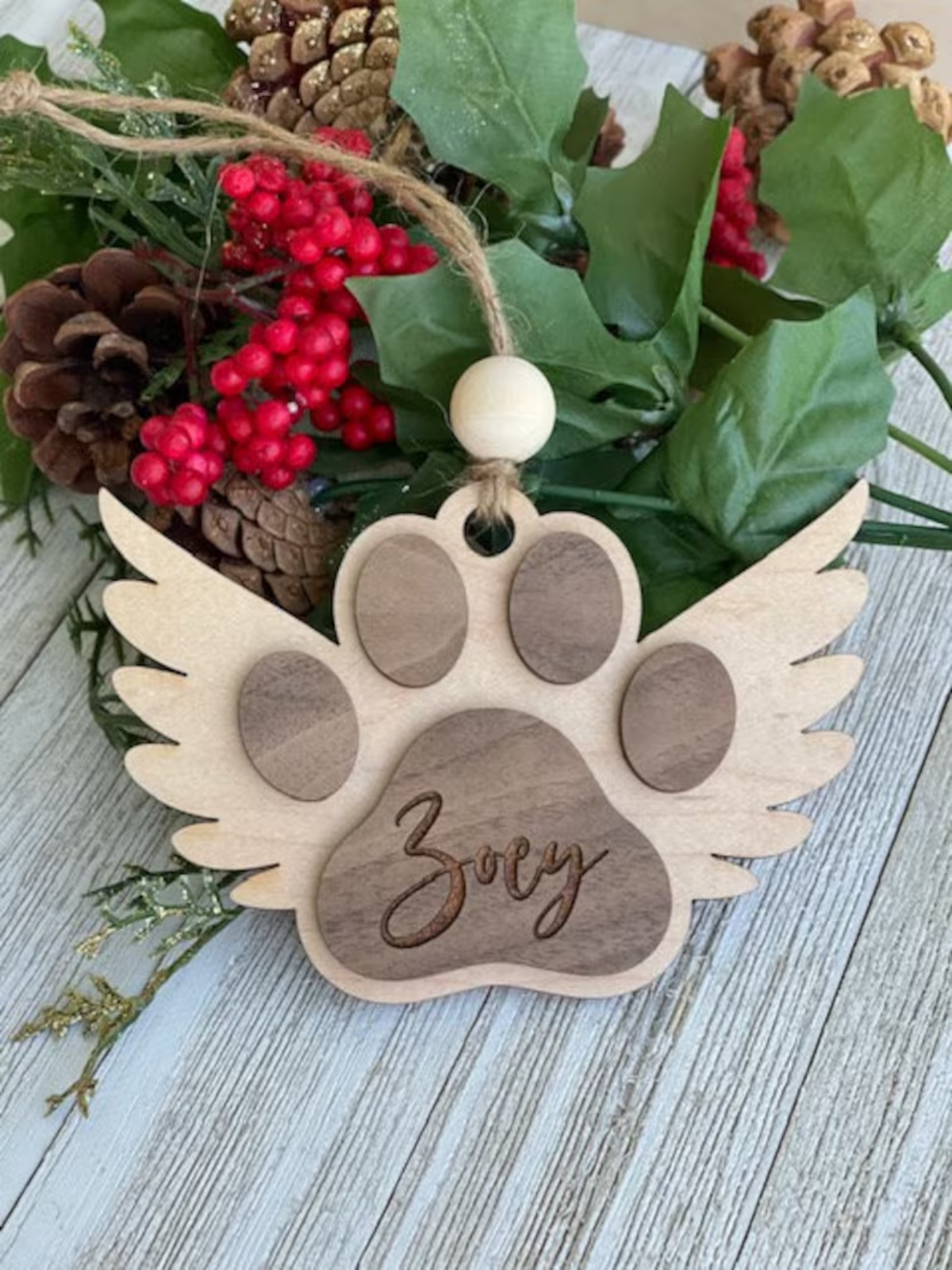 1pc  Personalized Paw Remembrance Ornament for Pet Lovers, Engraved Name, Wooden Pet Memorial Ornament, Rustic Angel Wings Design, Round Shape, Ideal for Christmas, Birthdays, Anniversaries, and Pet Memorial Day