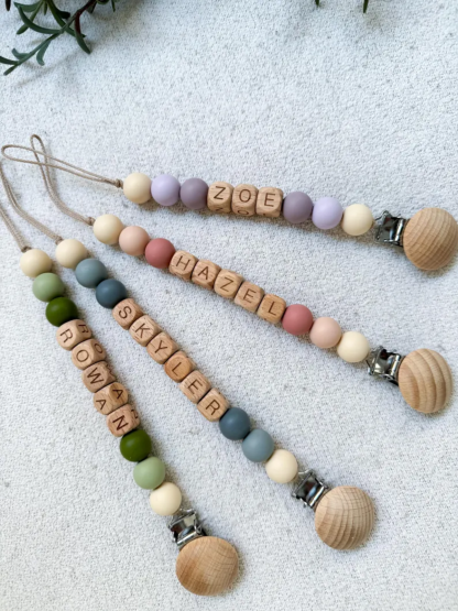 1 Piece Personalized Wooden Clip, Customizable Name Tag, Soft Pastel Holder with Adjustable Chain, Durable and Safe, Cute and Functional Design, Ideal for Daily Use, Travel, or Personalized Gift