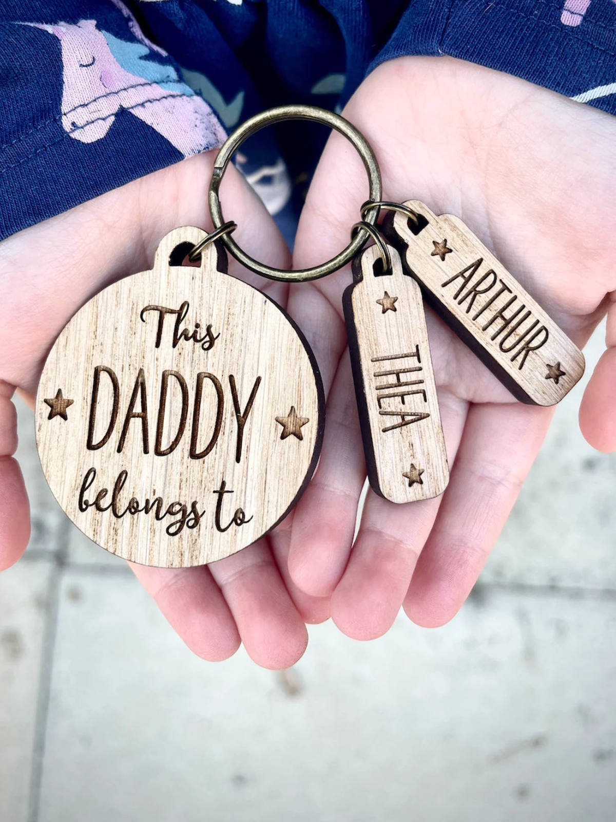 1 Piece This Mummy / Daddy belongs to... Personalised Wooden Keyring, Children, Father's Mother's Day, Gift for him or her, Grandad, Grandma