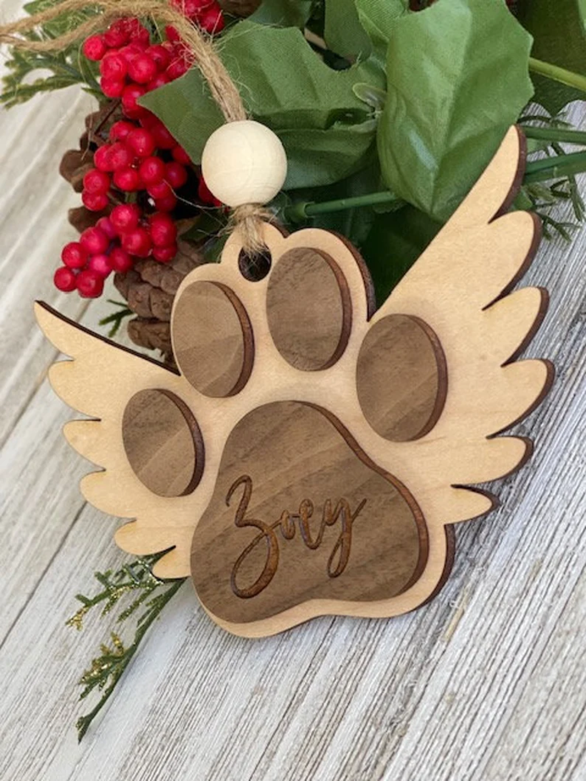 1pc  Personalized Paw Remembrance Ornament for Pet Lovers, Engraved Name, Wooden Pet Memorial Ornament, Rustic Angel Wings Design, Round Shape, Ideal for Christmas, Birthdays, Anniversaries, and Pet Memorial Day