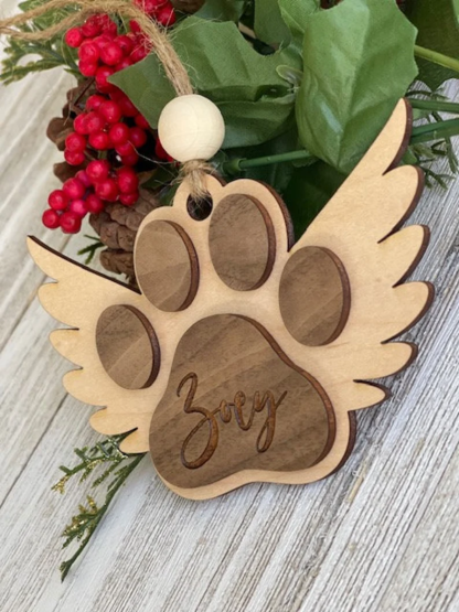 1pc  Personalized Paw Remembrance Ornament for Pet Lovers, Engraved Name, Wooden Pet Memorial Ornament, Rustic Angel Wings Design, Round Shape, Ideal for Christmas, Birthdays, Anniversaries, and Pet Memorial Day