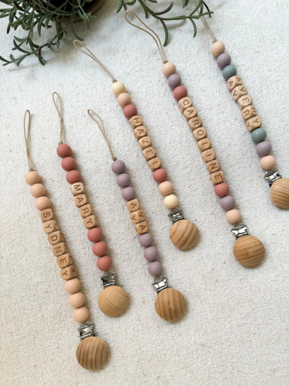 1 Piece Personalized Wooden Clip, Customizable Name Tag, Soft Pastel Holder with Adjustable Chain, Durable and Safe, Cute and Functional Design, Ideal for Daily Use, Travel, or Personalized Gift