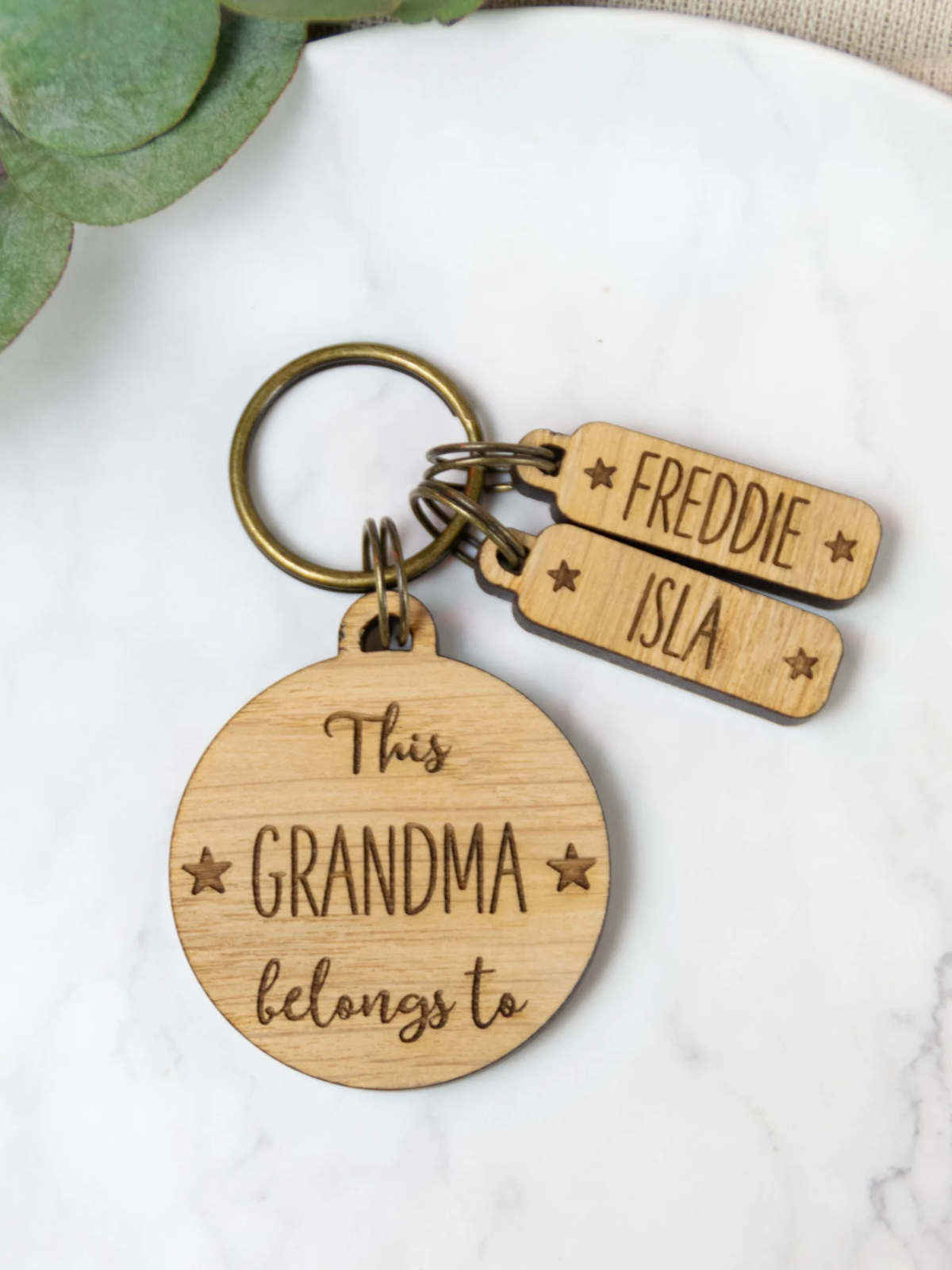 1 Piece This Mummy / Daddy belongs to... Personalised Wooden Keyring, Children, Father's Mother's Day, Gift for him or her, Grandad, Grandma